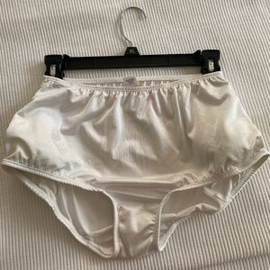 Tennis panties. Holds tennis balls for serving.